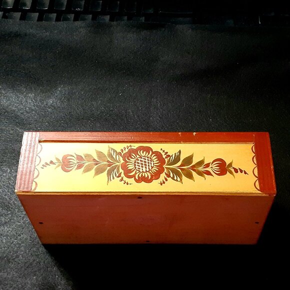 Vintage!! Hand Painted Wooden Trinket Box with Lid - Lid on with Wood Dowels. - Picture 4 of 11